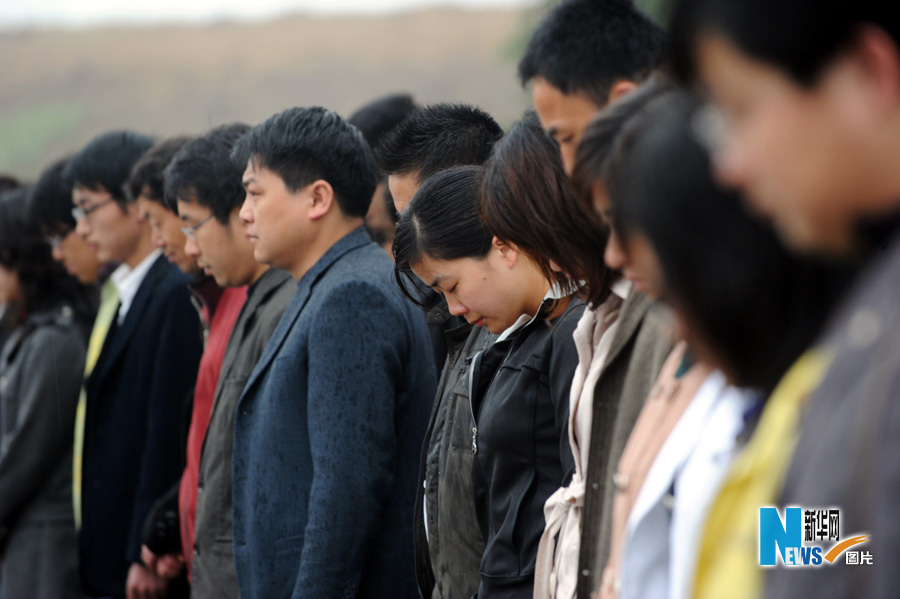 4月21日，合肥工业大学师生向玉树地震遇难同胞默哀。