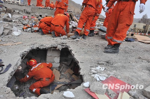 中国国家救援队采用顶部钻洞的快速方法深入废墟，确保搜救区域没有任何生命迹象。