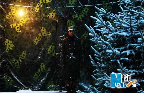 4月22日，在玉树军分区的抗震救灾指挥部外，一位士兵在雪中站岗。