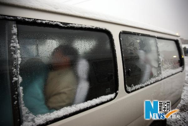 4月22日，在玉树藏族自治州体育场受灾群众安置点，青海海南藏族自治州的救护人员在救护车中度过雪夜。