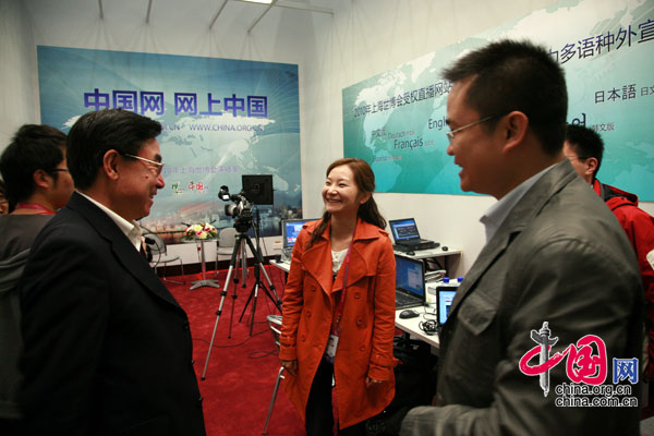中国外文局副局长黄友义视察中国网上海世博会报道工作 2010上海世博