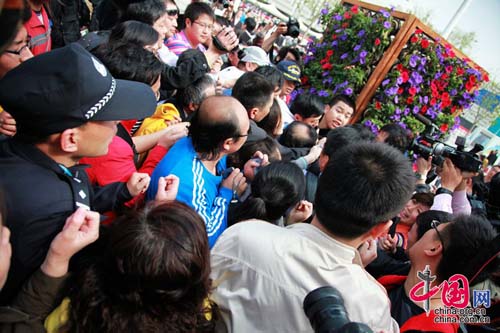在D片区中国馆前的游客正式入园。这是中国馆发票人员被观众围住。
