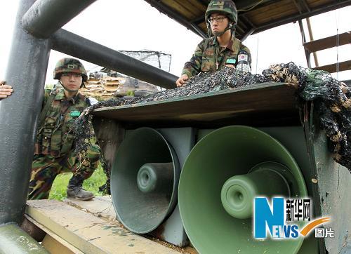 5月24日，韩国士兵在首尔以北韩国-朝鲜军事分界线附近的扬口郡一个哨所内执勤。