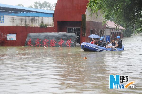 广西来宾市遭遇大暴雨 内涝严重[组图] -- 中国发
