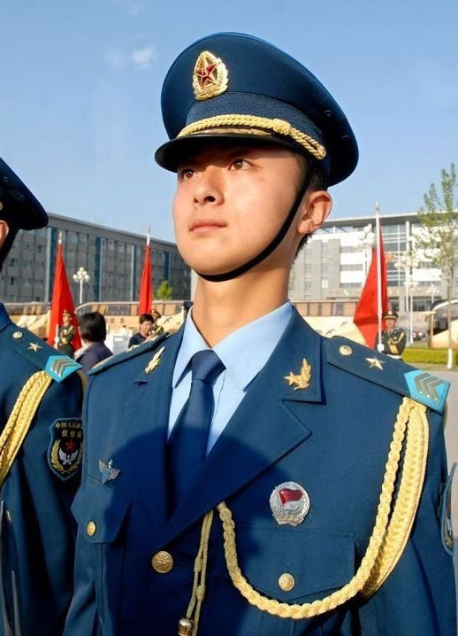 组图:中国最帅的80后军人 刚毅面孔天使心灵