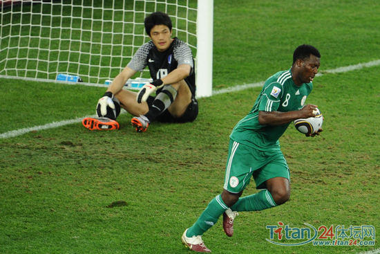 尼日利亚队球员雅库布·阿耶贝尼在比赛中