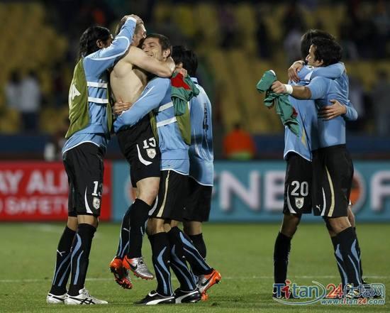 乌拉圭队员感谢球迷