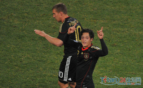 德国队员庆祝厄齐尔（Mesut Ozil）进球
