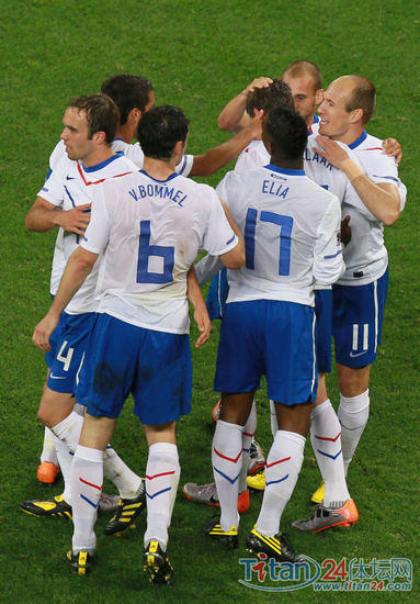 荷兰球员庆祝胜利
