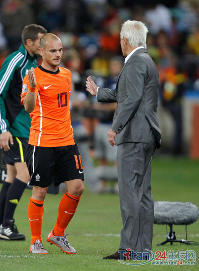 库伊特（Dirk Kuyt）背起斯内德（Wesley Sneijder）庆祝进球