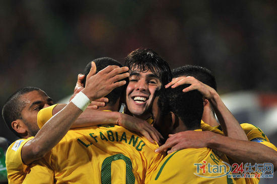 巴西队球员胡安（左一）进球后与队友庆祝