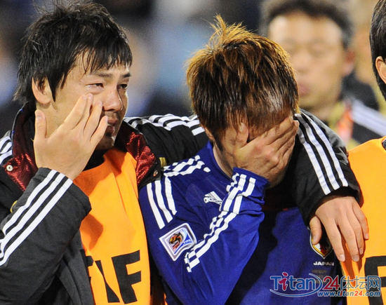 日本队员安慰罚失点球的驹野友一 （Yuichi Komano）