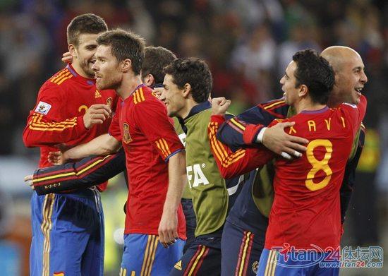 西班牙队员赛后庆祝胜利
