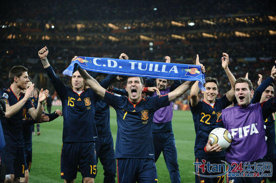 卡西利亚斯（Iker Casillas）高举大力神杯