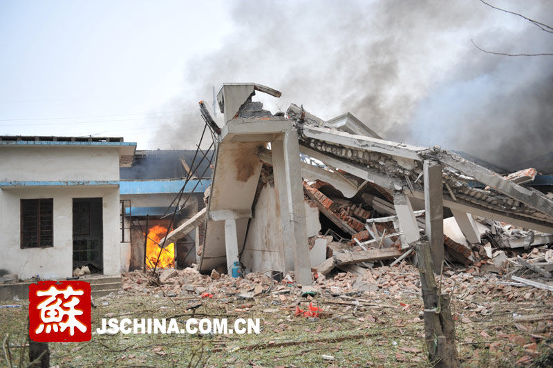 南京工厂爆炸引发周围楼房倒塌
