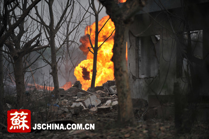 南京工厂爆炸引发周围楼房倒塌 -- 中国发展门