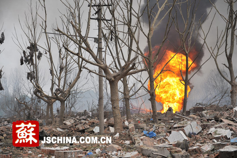 南京工厂爆炸引发周围楼房倒塌 -- 中国发展门