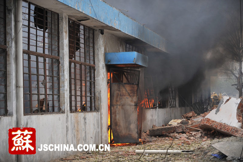 南京工厂爆炸引发周围楼房倒塌