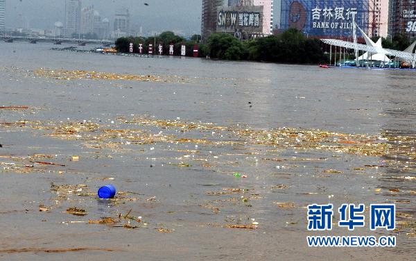 这是7月28日拍摄的漂浮在松花江中的化工厂原料桶