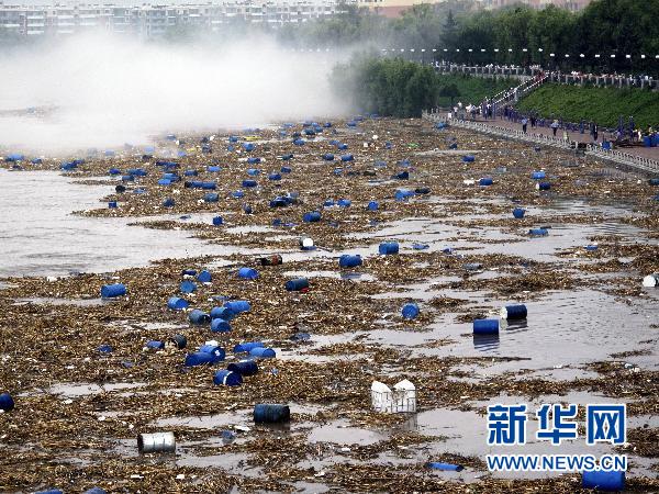 这是7月28日拍摄的漂浮在松花江中的化工厂原料桶