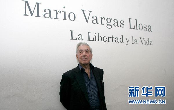 这是2009年12月3日拍摄的秘鲁作家马里奥·巴尔加斯·略萨参加墨西哥瓜达拉哈拉国际书展的资料照片。