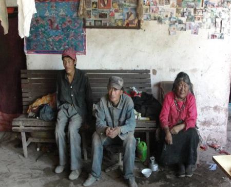 江源发展促进会入户抽查：巴尕老人一家11口挤在一间破旧的房屋里