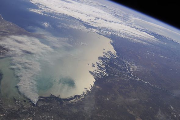 九月太空精彩图片 美国高气压云层呈风车状_中