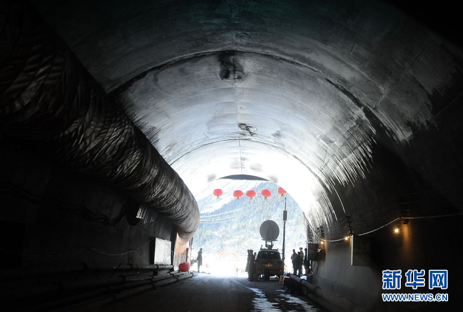 西藏墨脱公路控制性工程嘎隆拉隧道贯通_中国