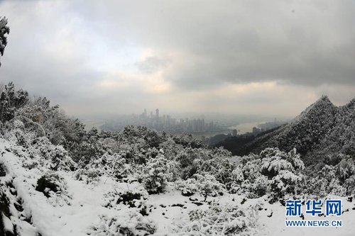  12月16日，重庆市南岸区南山，白雪和城市相互映衬。南方多省近日普降大雪，气温创新低。