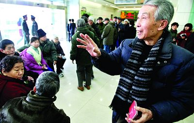 北京养老金人均月增210元 最低工资全国居首_