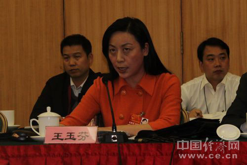 王玉芬代表:民办教师应与公办教师享受同等待