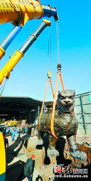 3月24日，在泊头市河北华民铸造有限公司，沧州新铁狮铸造取得成功。新铁狮重约120吨，设计寿命2000年。3月25日，新铁狮将运抵沧州市狮城公园。河北日报贾恒郭俊峰摄