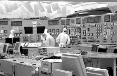 图为日本福岛第一核电站2号机组控制室。检测表明，目前2号机组积水放射性活度超标1000万倍。