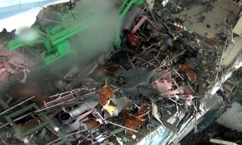 3月24日，从空中拍摄的图片显示了福岛核电站四号机组严重损毁的内部
