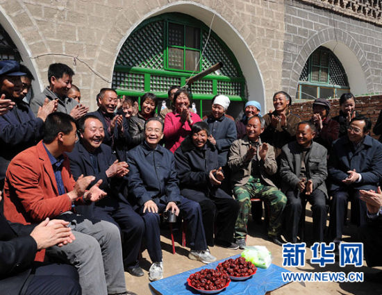 4月3日，温家宝在兴县张家湾村就土地、教育等问题和当地村民座谈。 新华社记者 李涛 摄