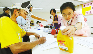 民众拿着有疑虑食品到台北市卫生局检验是否含有塑化剂DEHP