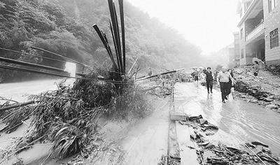 图为19日，浙江省常山县天马镇龙潭村遭遇山洪袭击后的受损现场。新华社记者 韩传号摄