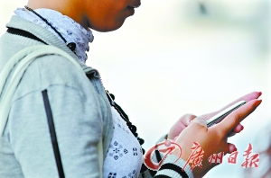 在委内瑞拉的卡拉卡斯，一名妇女在街头使用手机上网。 （资料图片）