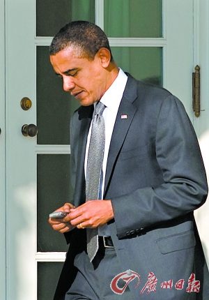 美国总统奥巴马就是智能手机的“粉丝”。图为2009年1月29日，他在办公间隙使用手机。