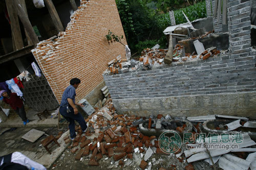 在地震中受损的房屋 记者郎晓伟/摄