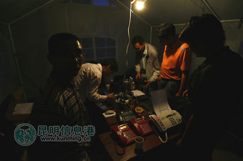 电信救援人员在抢修通讯设备