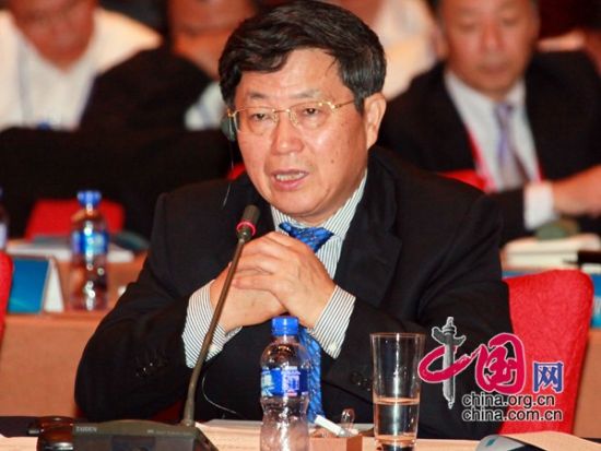 由中国国际经济交流中心主办的“第二届全球智库峰会”于2011年6月25-26日在北京召开，主题为“全球经济治理：共同责任”。图为中国(海南)改革发展研究院院长迟福林发言。 图片来源：中国网