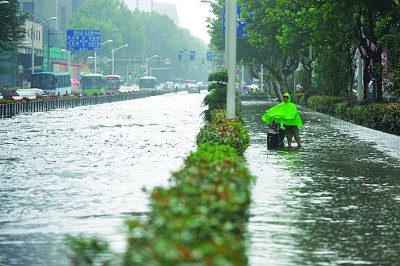 江苏南京遇特大暴雨市民调侃汽车变潜水艇（图）