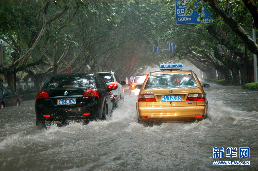 暴雨再袭南京,城市内涝影响市民出行_中国发展