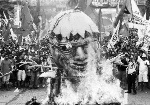 25日，菲律宾马尼拉，抗议者焚烧菲律宾总统阿基诺三世的头像。当日，数千名示威者在马尼拉游行，要求更高的工资和更多农田。