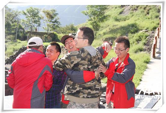 2011年7月21日，“同在蓝天下 薪火长征路”2011年首都师范大学研究生暑期社会实践团成员在达维会师桥上重演当年会师时那一令人激动万分的时刻。 