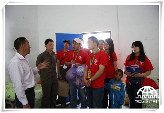 “同在蓝天下 薪火长征路”2011年首都师范大学研究生暑期社会实践团南线分队听取小金县特殊教育学校牟校长关于学校历史的介绍，参观学生宿舍。