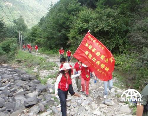 7月21日，四川农业大学与首都师范大学两校研究生“会师”四川宝兴县，开展了以“纪念建党90周年”为主题的红色实践活动——重走长征路，此图为共同翻越夹金雪山。