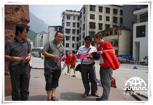 “同在蓝天下 薪火长征路”2011年首都师范大学研究生暑期社会实践团成员对当地民众进行了长征知识、红色旅行等具有当地特色的红色基层调研。