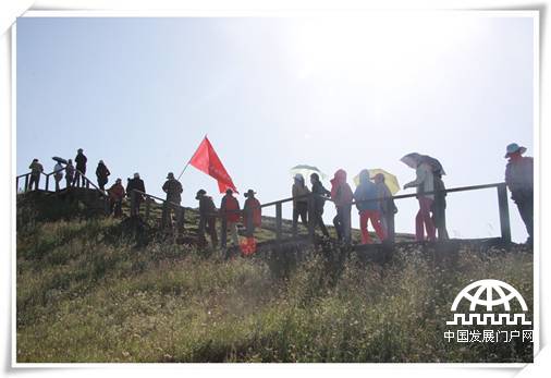 2011年7月26日下午，“同在蓝天下薪火长征路”2011年首都师范大学研究生暑期社会实践团来到日干乔大沼泽，重走草地。在一望无际的草原上，所有的队员一字队伍排开，红色的旗帜在前方飘扬，整齐的步伐，嘹亮的红歌，此情此景让人联想到70多年红军战士过草地的艰苦景象。